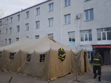 Действуют на опережение: в Бердянске возле больницы установили палатку для фильтрации подозреваемых на коронавирус, - ФОТО