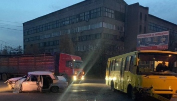 В Днепре автобус попал в ДТП: 4 пострадавших