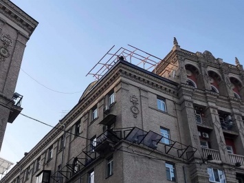 Второй раз за полгода: на здании на Майдане демонтировали новую надстройку