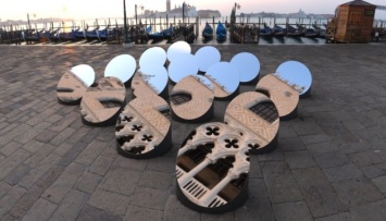 Инсталляция в Венеции предлагает посмотреть на город по-другому