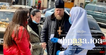 В Одессе на "Привозе" сестры милосердия раздали маски, антисептики и перчатки
