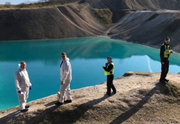 Полицейским в Британии перекрасили воду местной "голубой лагуны", чтобы отпугнуть любителей селфи