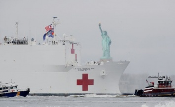 В охваченный пандемией Нью-Йорк прибыл огромный плавучий госпиталь ВМС США: зрелищные фото и видео
