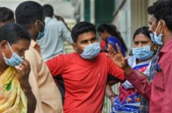 В Индии полиция опрыскала хлоркой 5 тысяч человек - для дезинфекции от коронавируса (ВИДЕО)