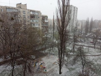 Сильный снег пошел в Киеве в последний день марта (ФОТО, ВИДЕО)