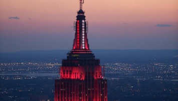 Empire State Building подсветили в честь медиков, борющихся с коронавирусом