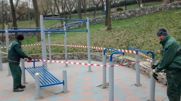 В Одессе огораживают детские и спортивные площадки - пользоваться ими запрещено