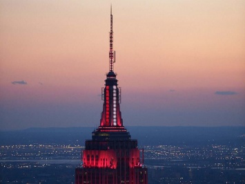 Empire State Building подсветили красно-белым цветом в знак благодарности медикам, которые борются с коронавирусом
