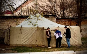 В Херсоне возле больницы Тропиных установили палатку для сортировки зараженных коронавирусом