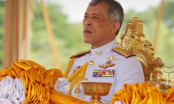 Король Таиланда изолировался от коронавируса в немецком отеле с 20 любовницами