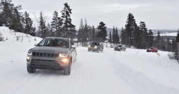Гибридные Jeep выехали на зимние тесты