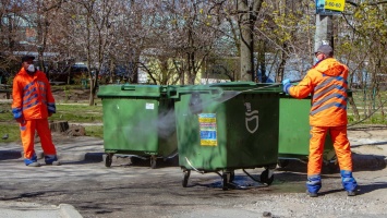 В Днепре мусорные баки дезинфицируют специальным раствором