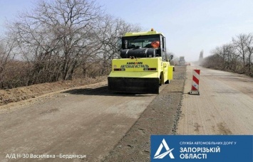 В Запорожской области рабочие выполняют средний ремонт дороги «Васильевка-Бердянск»