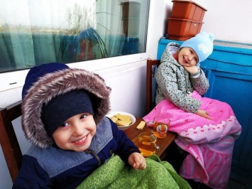 Пикники на балконе, разрисованные обои и огород на окне. Как в Мариуполе дети проводят время на карантине, - ФОТО, ВИДЕО