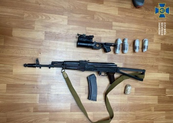 Автомат с подствольником, тротил, патроны: жителей Киевщины поймали на продаже арсенала с Донбасса (видео)