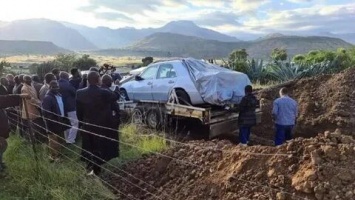 Африканского политика похоронили вместе с его Mercedes-Benz