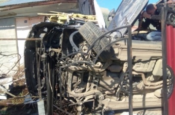 В Черновцах Porsche на скорости влетел в жилой дом: фото серьезного ДТП
