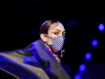 Дизайнерские маски: как модная индустрия отреагировала на коронавирус