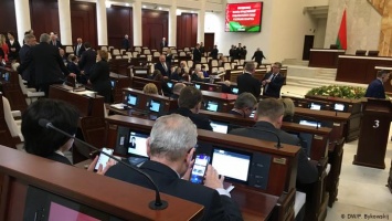 Депутаты парламента Беларуси не носят маски и не боятся COVID-19