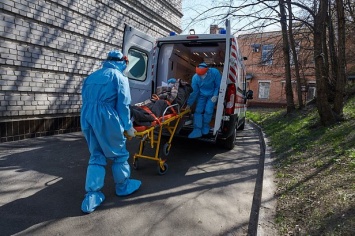 В Украине умерла медсестра с коронавирусом: проститься пришла сотня людей, целовали ее в лоб