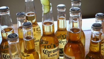 Производитель пива Corona приостанавливает работу из-за COVID-19