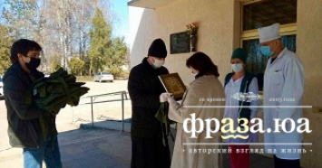 На Винниччине верующие УПЦ передали медикам защитные костюмы