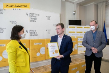 Фонд Рината Ахметова передал МОЗ 300 тысяч экспресс-тестов