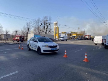 На улице Выговского горят гаражи с двух сторон дороги - движение перекрыто