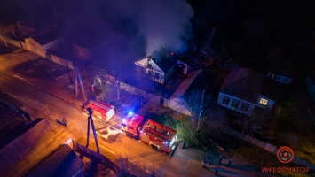 В Днепре на улице Верхней горел частный дом: пострадал мужчина