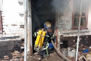 На Днепропетровщине спасатели тушили масштабный пожар в доме