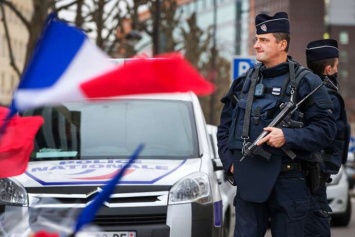 Мужчина с ножом напал на прохожих во Франции