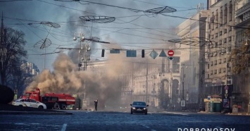 Крещатик затянуло дымом: огонь девять часов уничтожает коммуникации под центром столицы
