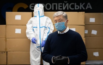 Фонд Порошенко отправил первые 10 тысяч защитных костюмов для врачей