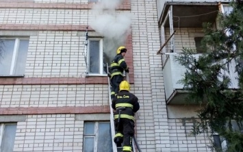 В Олешках спасатели тушили пожар в многоэтажке