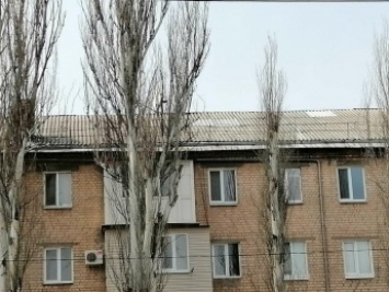 Коммунальщики залатали многоэтажку "без крыши" (фото)