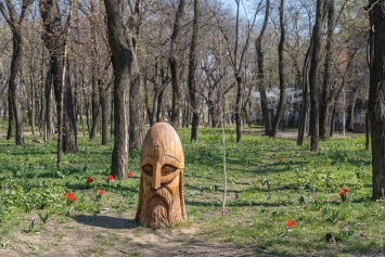 Баба Яга, огромные богатыри и тюльпановая поляна: в парке Шевченко поселились сказочные скульптуры