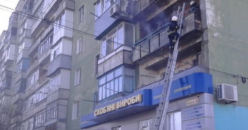 Тоска по лесу: любители шашлыков, в Павлограде, устанавливают мангалы у себя на балконах и тихо горят