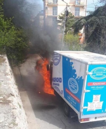 В Ялте сгорел грузовик с молочкой (ВИДЕО)