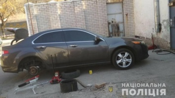 В Днепре на автомобиль Honda прикрепили самодельную взрывчатку
