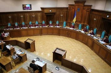 «Слуга» Третьякова хочет перевезти Конституционный суд в Харьков, а всех судей отправлять в отпуск одновременно