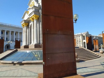 На Майдане Независимости вандалы повредили выставку музея Революции Достоинства