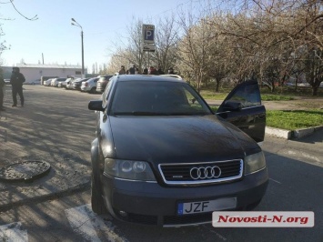 В Николаеве «внутренняя безопасность» задержала патрульных в Audi на «евробляхах»