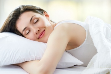 Желательно от них избавиться: специалисты назвали вредные привычки перед сном