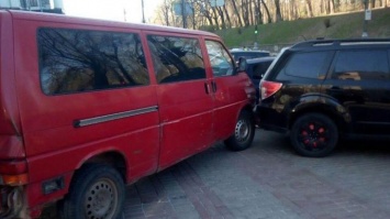 Возле Кабмина пьяный водитель протаранил три автомобиля