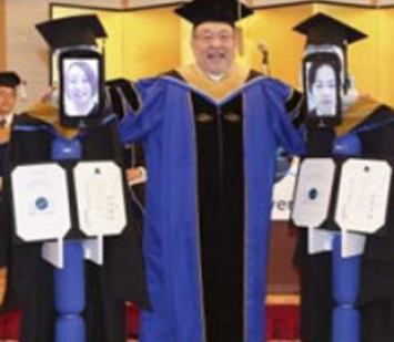 Роботы в выпускных мантиях вместо студентов получили дипломы в Японии