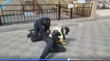 Патрульные прокомментировали жесткое задержание директора ларька в Одессе