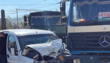 Видео момента ДТП: у моста в Днепре «легковушка» влетела в грузовик