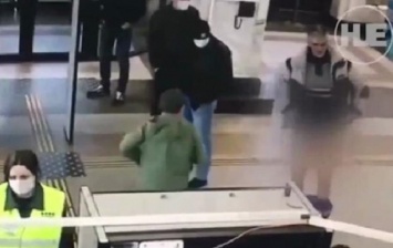 В Пскове мужчина снял трусы на вокзале