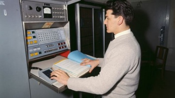 Пандемия коронавируса вызвала в США спрос на программистов на COBOL