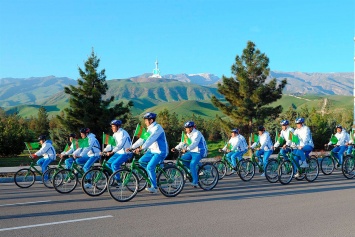 В Туркмении день здоровья отметили массовым заездом
